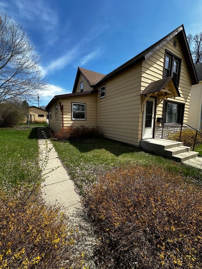 Photo - 4 Bed, 1 Bath - 2 Stall Garage - Single Family Home