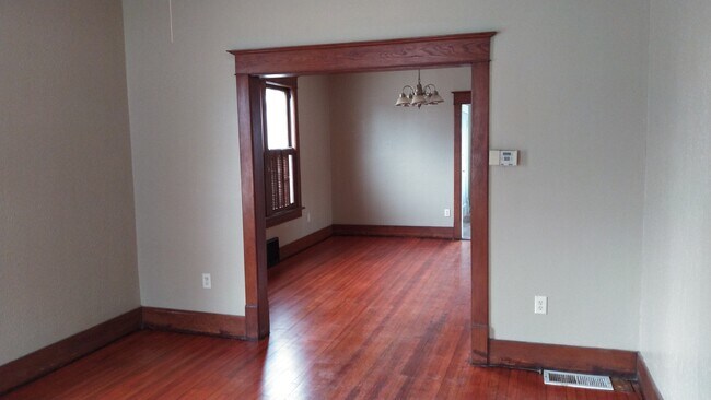 Photo - 145 E 14th St