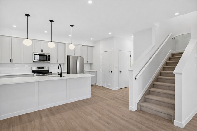 Building Photo - 10320-10147 147 St NW Unit 10320 Main 3