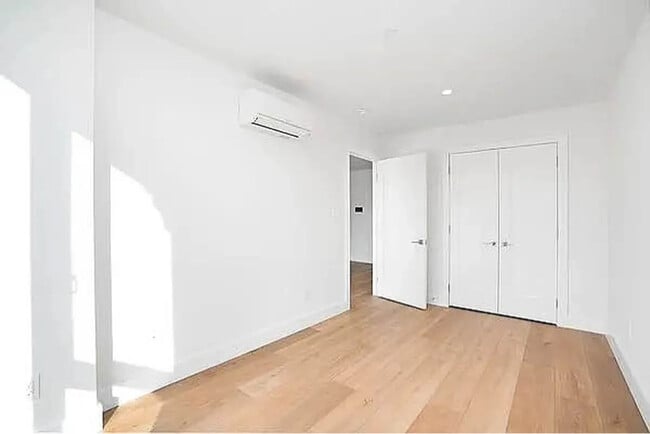 Photo - 23-33 Astoria Blvd