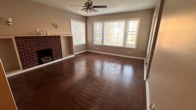 SALÓN ENORME CON CHIMENEA - 7948 S Drexel Ave Unidad 2