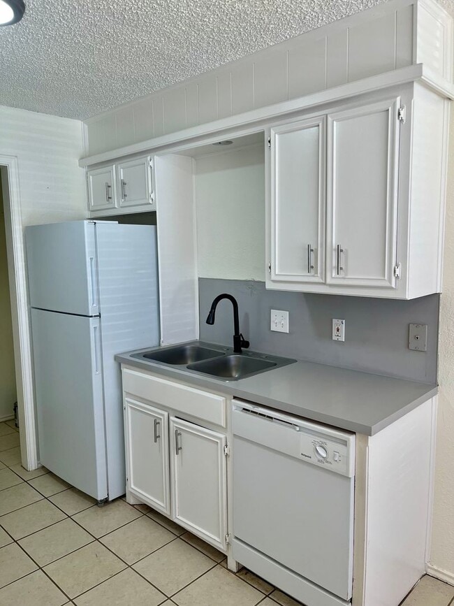 Photo - 9610 Elmwood Ave Unit B