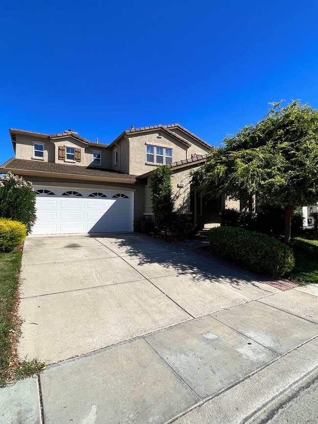 5 Bedrooms/4 Bathroom Elk Grove Home - 5 Bedrooms/4 Bathroom Elk Grove Home