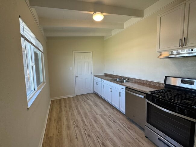 Photo - 1443 S School St