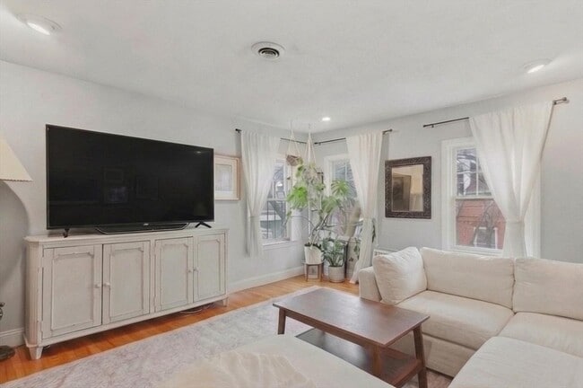 Building Photo - 36 Washington St Unit 3A