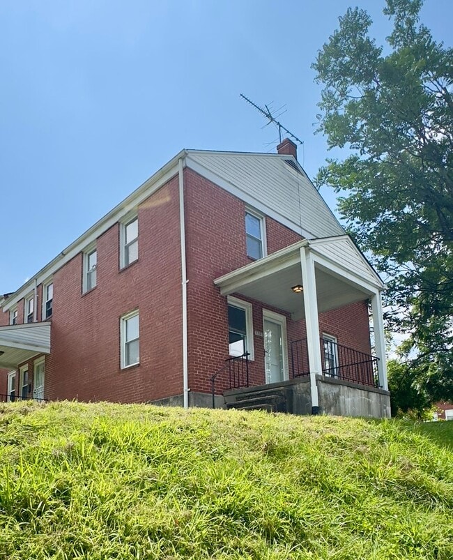 Building Photo - Charming 3 Bedroom/1.5 Bathroom Home in Lo...
