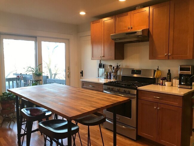 Building Photo - 76 Wenham St Unit 3