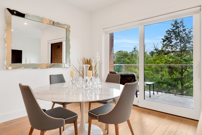 Photo - 8 Boulevard W