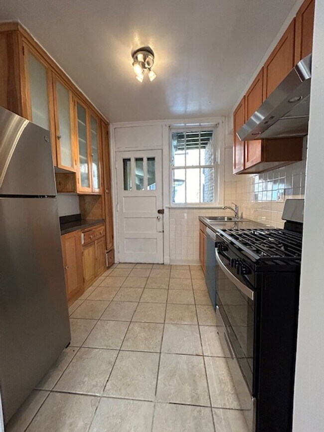 Photo - Bright and Sunny Unit ~ One Bed/One bath ~ Heat Included ~ Pets Welcome Unidad 4875-3C