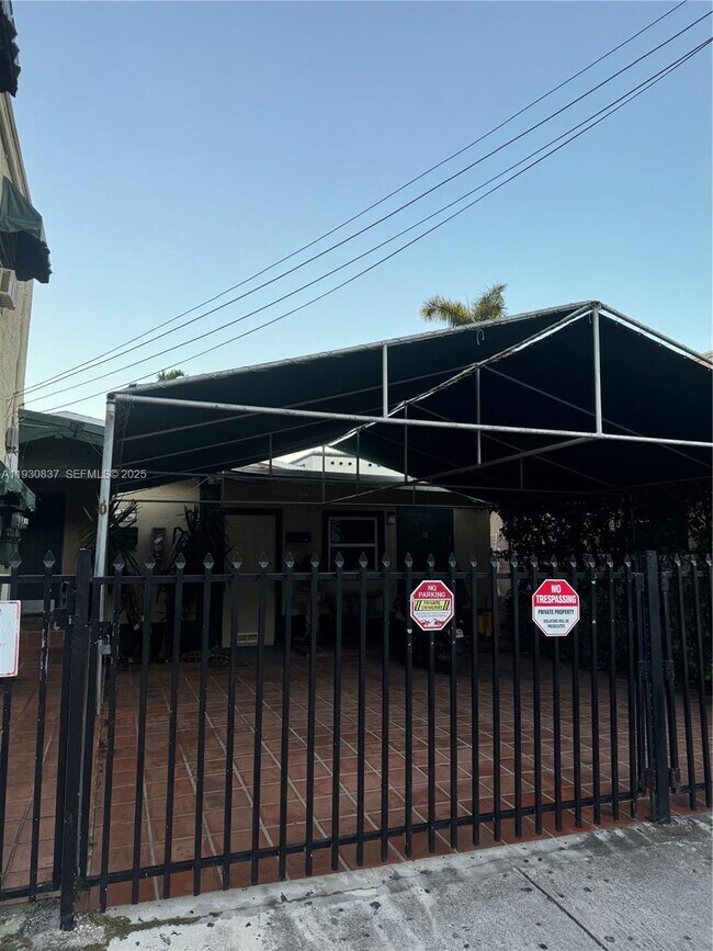 Building Photo - 227 SW 11th Ave Unit B