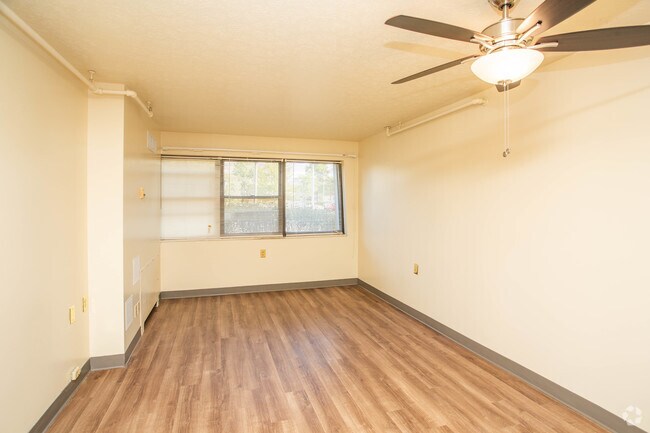 1BR, 1BA - 500 SF - Living Room