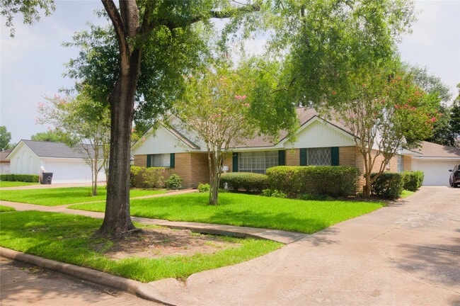 Photo - 1030 Montour Dr