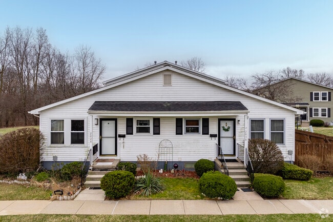 Entrances - Roundtree Oaks