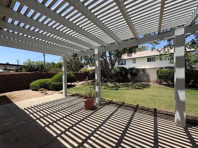 Photo - Spacious House - 2 stories - 4 Bedrooms + 2.5 Baths & large 2 car garage