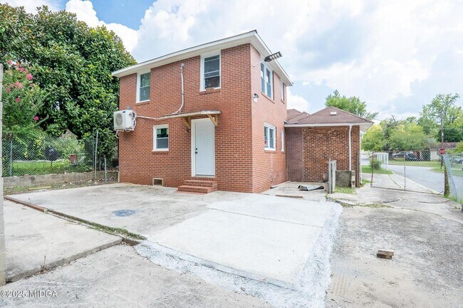 760 Cowan St