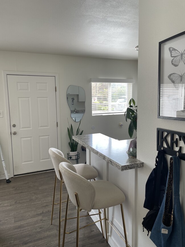 Entrada y parte trasera de la cocina - 730 Humbert Ave Unidad Humbert Haus