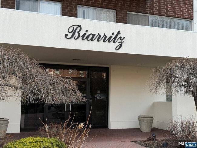 Photo - 2180 Center St Unit 1F