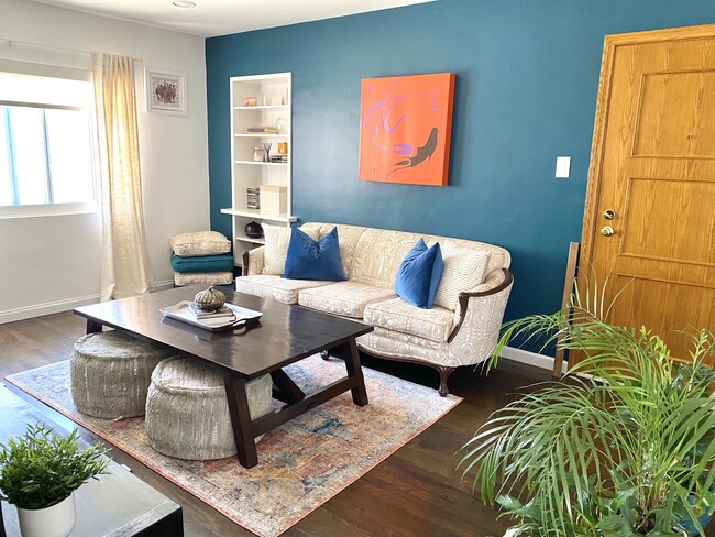 Building Photo - 811 E Nutwood St