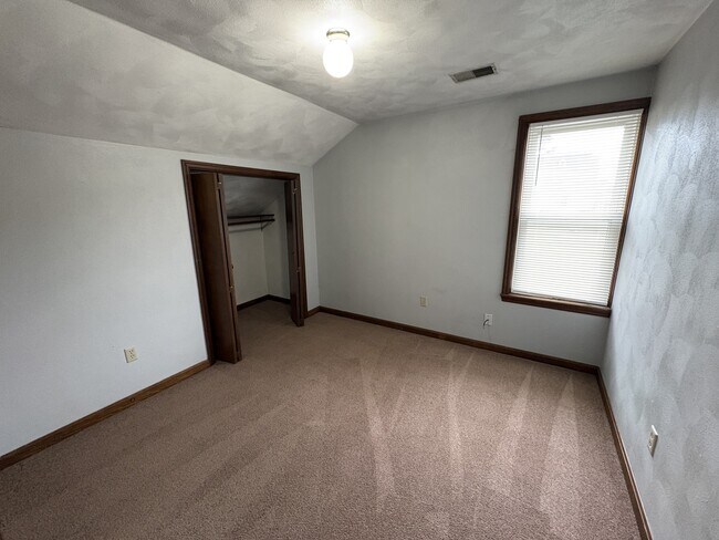 307 1/2 W 6th St