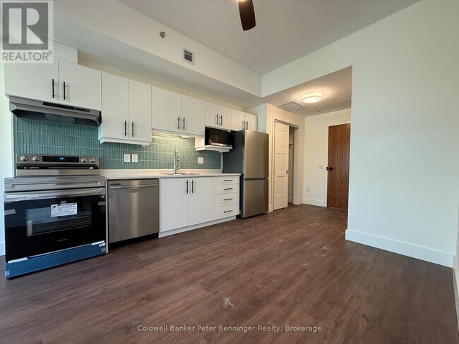 Photo - 302 Queen St S