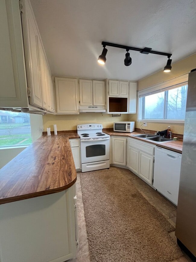 Photo - 3-Bedroom 2-Bathroom home in Springfield