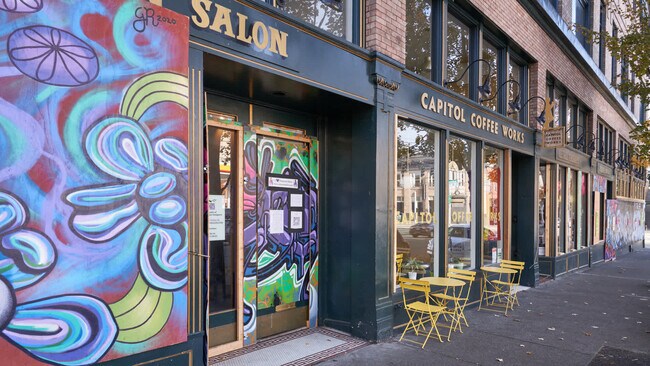 Encuentra tu nuevo favorito de plazas de bebidas en Pike Street
