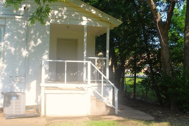 Building Photo - Beautifully freshly remodeled 2-bedroom, 1-bath duplex for lease in Tulsa!