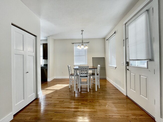 Building Photo - 327 Freyling Pl SE Rental