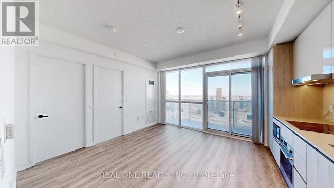 Photo - 8 Interchange Wy Unité 5206