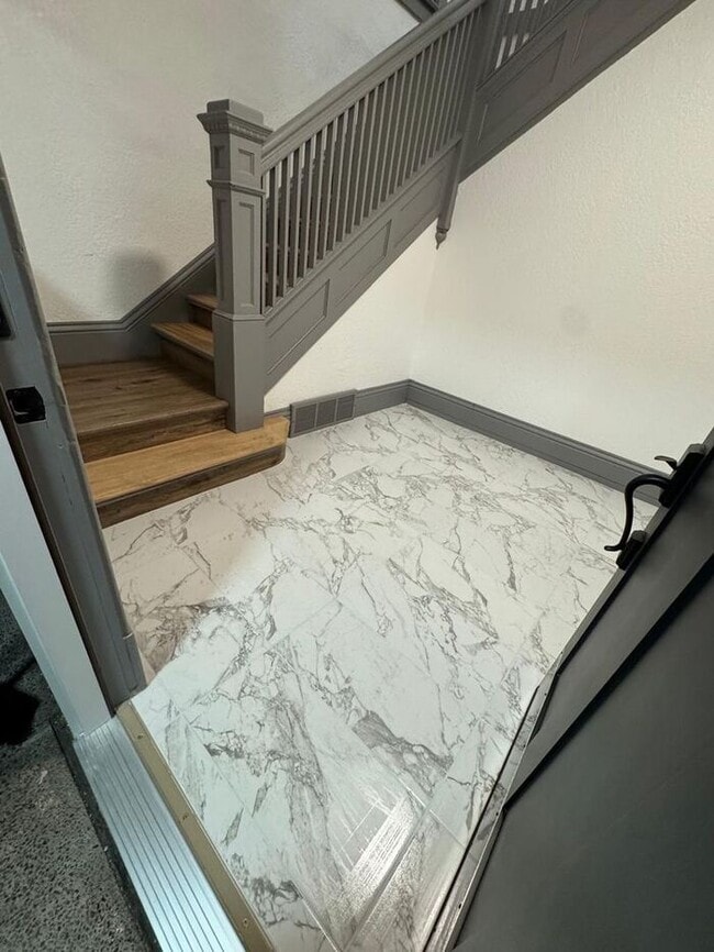 Photo - 2 Bedroom 1 Bath Duplex Upper Unit in Tacoma!