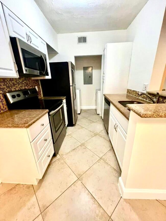 Building Photo - 10354 Fox Trail Rd S Unit 1501