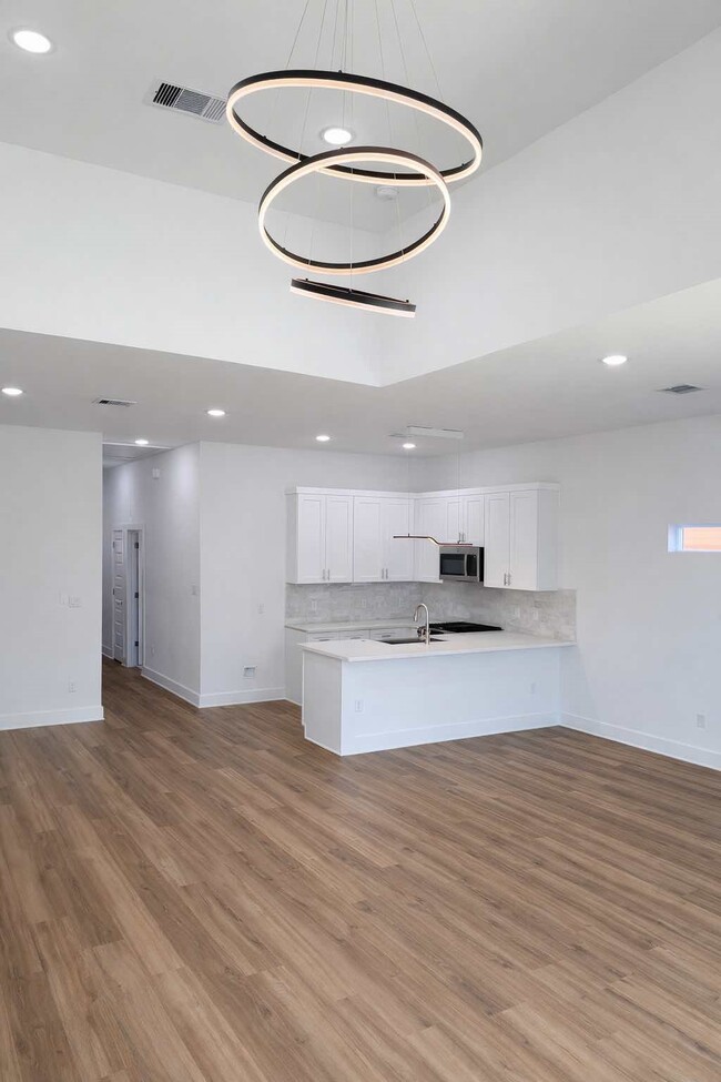 Photo - 8137 Cabot St