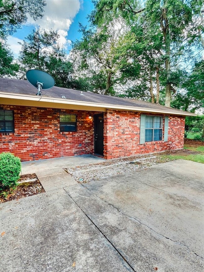 Building Photo - 1115 Hickory Dr Unit B Rental
