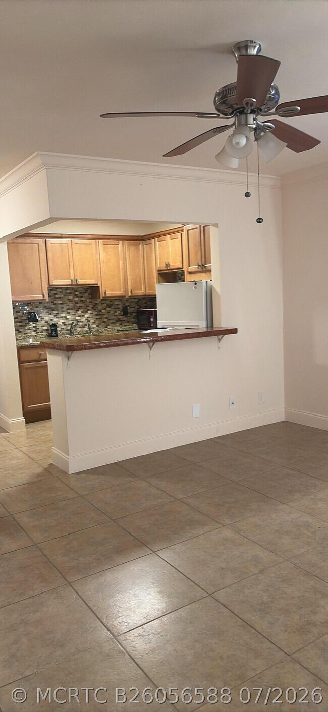 Building Photo - 2020 Lake Osborne Dr Unit 19