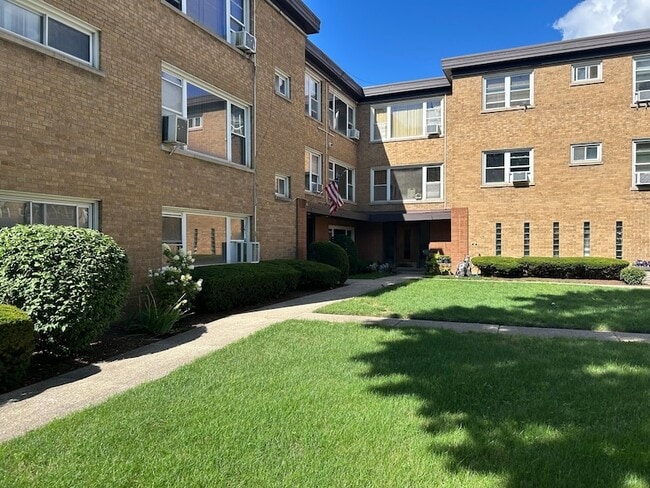 Building Photo - 6823 N Northwest Hwy Unit 125 Rental