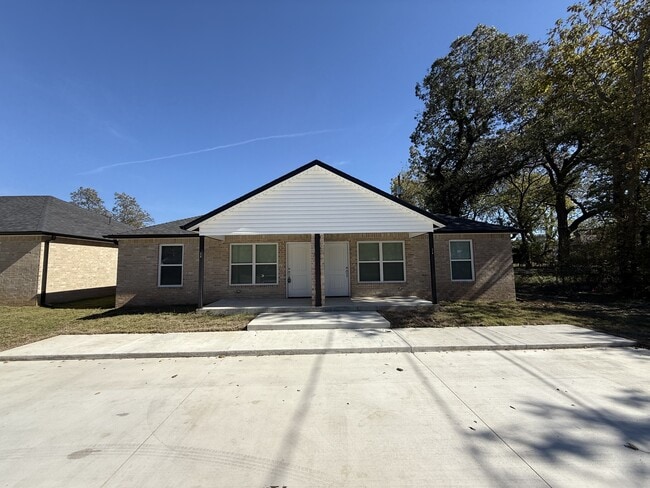 Building Photo - 220 N Johnston Ave