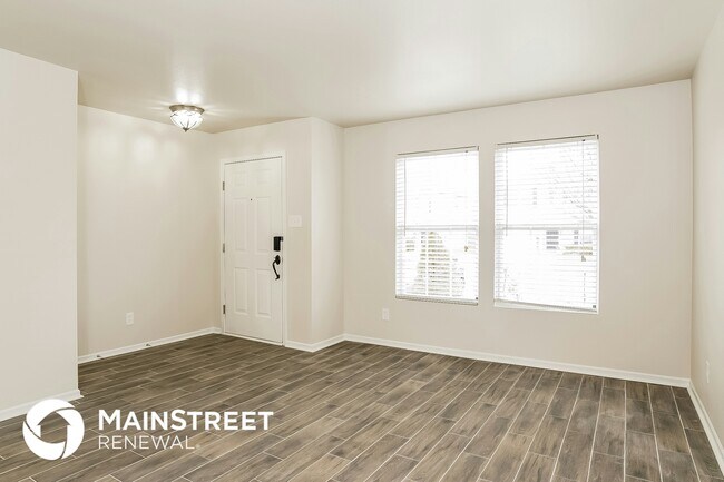 Photo - 748 Runningbrook Ln