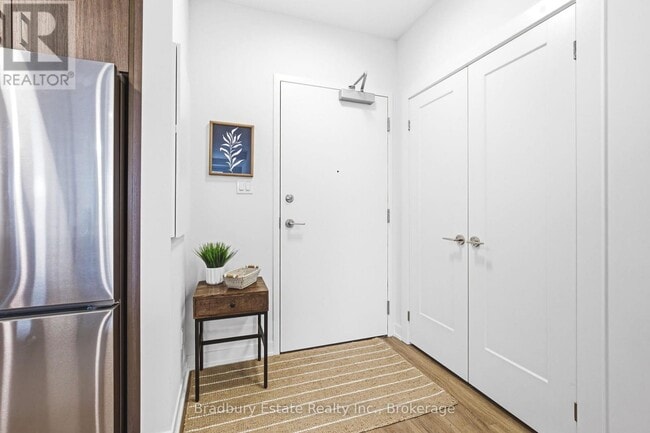 Photo - 155 Greenbrier Rd Unité 207