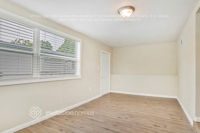 Photo - 4033 Castlegate Dr