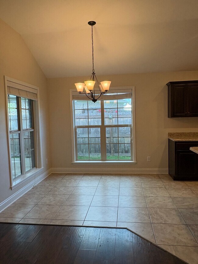 Photo - 986 Tudor Ln