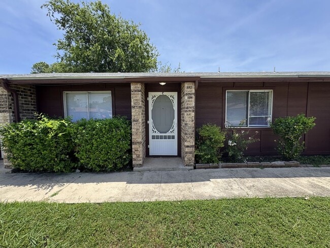 Building Photo - 2211 Cascade Dr