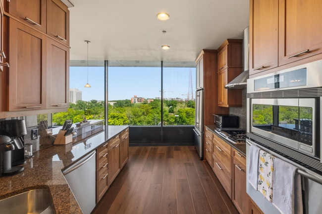 Photo - 700 W 31st St Unit 404