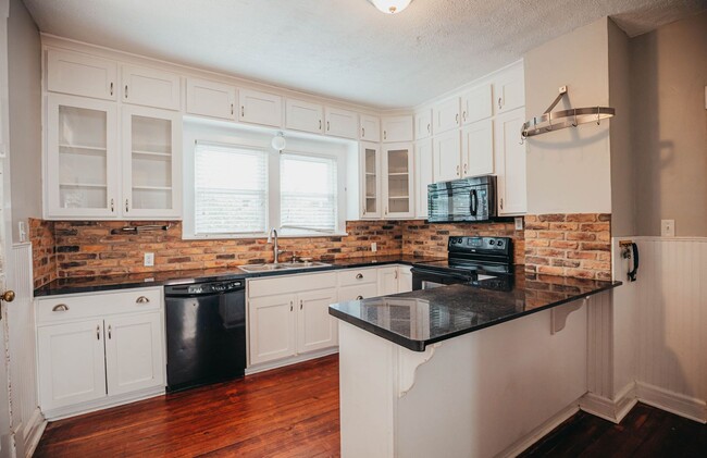Building Photo - Home with Beauty, Character and Great LOCA...