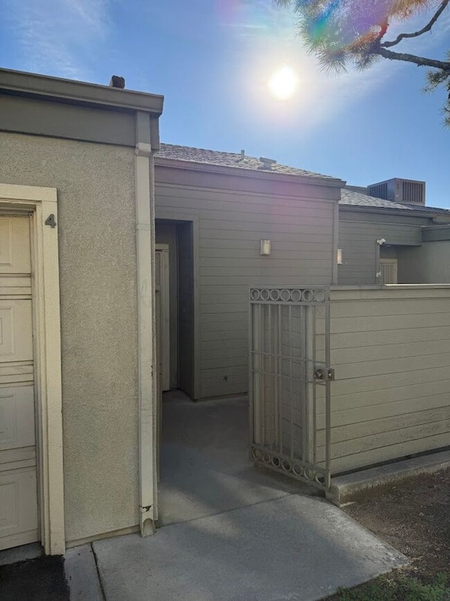 Photo - Beautiful 3 Bedroom 2 1/2 Bathroom Granada Hills Townhouse! Must See! Ready For Move-In!