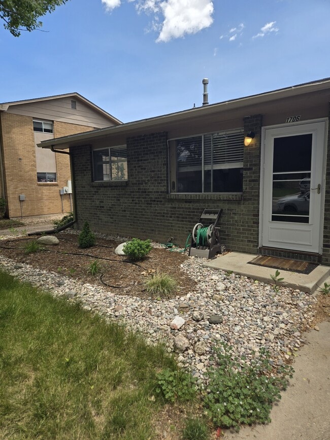 Photo - 1706 Larch St House