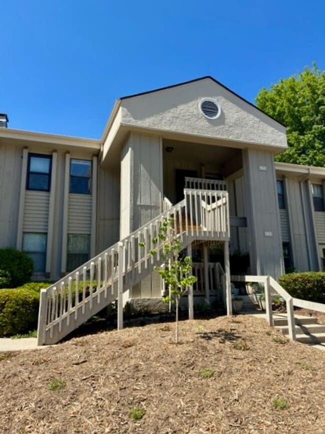 Building Photo - East Asheville Condo in The Cloisters