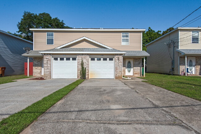 Building Photo - "Charming 3-Bed Townhouse Retreat with 2.5...