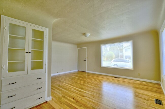 Photo - Live Comfortably in this conveniently located 3-Bedroom Home!