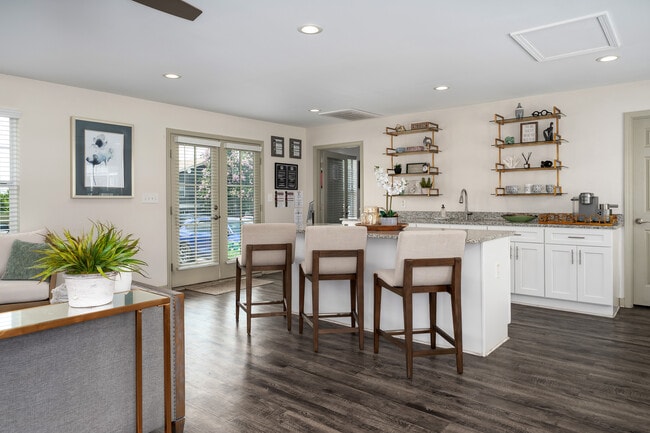 Entretenga con facilidad en cocinas que cuentan con asientos de barra y áreas de comedor separadas, operadas profesionalmente por Highlands Vista Group. - Arbours at Victoria Place