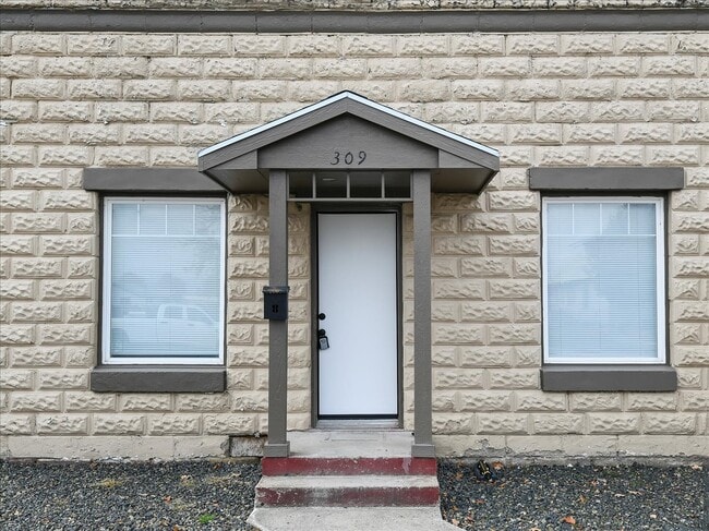 Photo - 309 N Commercial Ave